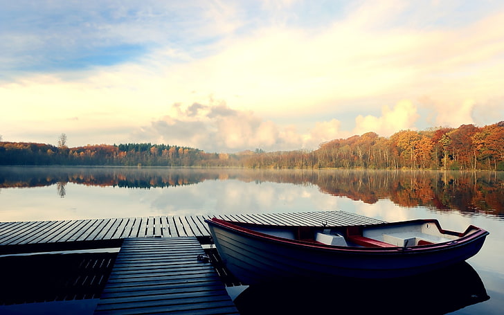 Schwarz-Weiß-Kanu, Natur, Boot, Pier, See, Wolken, Herbst, Bäume, Wald, HD-Hintergrundbild