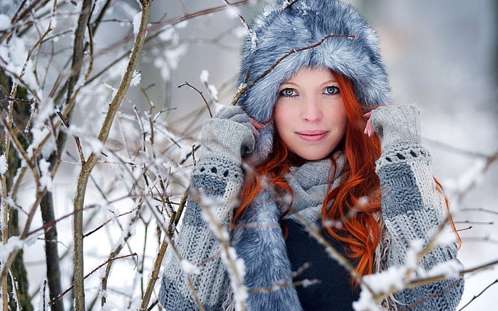 сива норка, жени, червенокоса, дълга коса, вълнообразна коса, модел, усмихнати, жени на открито, дървета, пуловер, сини очи, зима, сняг, шапка, кожена шапка, ръкавици, HD тапет