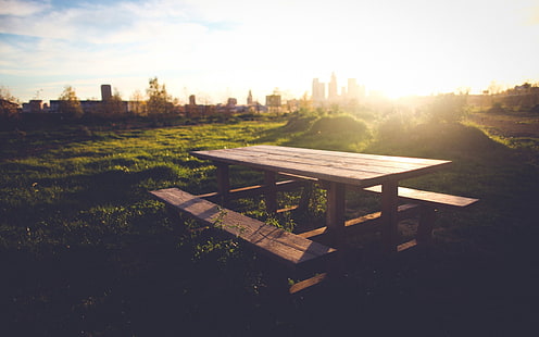 mesa de picnic de madera marrón, naturaleza, hierba, paisaje, banco, mesa, luz solar, Fondo de pantalla HD HD wallpaper