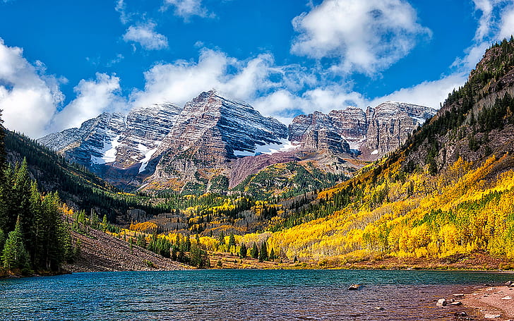 Прекрасен есенен пейзаж Планинско езеро Бреза и борова гора с жълти и зелени листа, Скалисти планини със снежно синьо с бели облаци Кестеняви камбани Лосови планини Аспен Колорадо, HD тапет