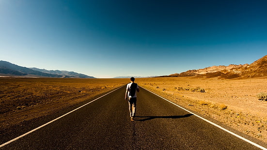 Pria berjalan di tengah jalan dikelilingi oleh gurun, jalan, gurun, berjalan, pria, jalan raya, Wallpaper HD HD wallpaper