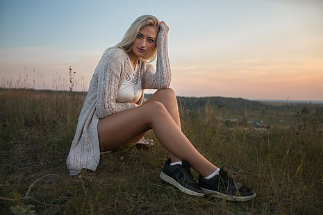 Dmitry Shulgin, nogi, kobiety, kobiety na zewnątrz, blondynka, siedząca, Lisa (modelka), Tapety HD HD wallpaper