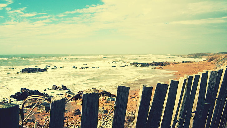 коричневый деревянный забор, пляж, скалы, природа, HD обои