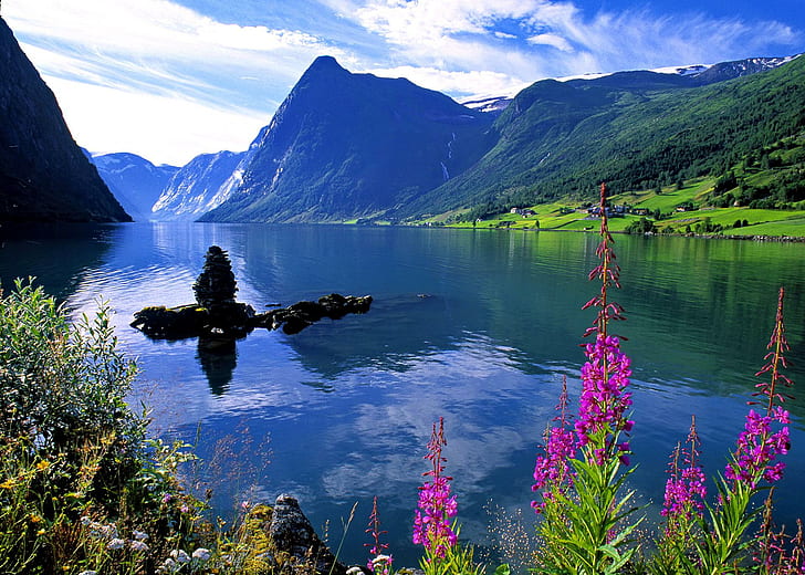 Lugn bergsjön, sjön; gräs täckt berg, sjö, lugn, sjöstrand, strand, vacker, blommor, stenar, vatten, speglad, blå, flod, moln, refle, HD tapet