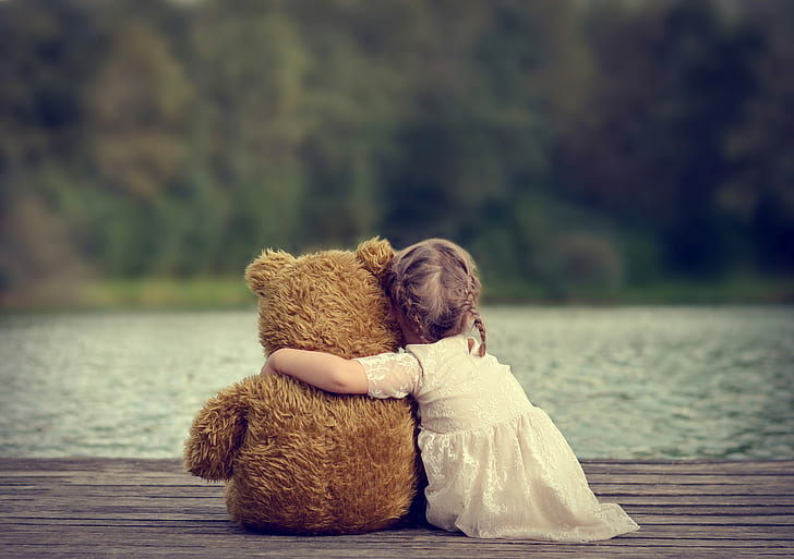Mädchen und Teddybär, beige Spitzenkleid des Mädchens;brauner Teddybär, Mädchen, Spielzeug, Teddybär, HD-Hintergrundbild