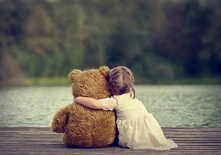 소녀와 곰, 소녀의 베이지 색 레이스 드레스;갈색 곰, 소녀, 장난감, 테디 베어, HD 배경 화면 HD wallpaper