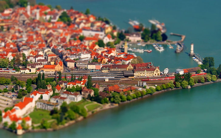 въздушна фотография на селективен фокус на град в близост до водоема, Линдау, Германия, крайбрежие, градски пейзаж, смяна на наклон, пристанище, езерото Боден, HD тапет