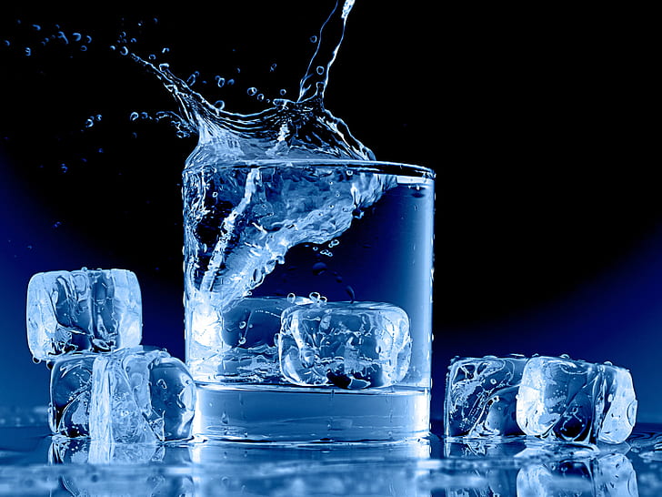 Azul hielo, vaso de vidrio, agua, cubitos de hielo, salpicaduras, hielo, azul, vidrio, vaso, agua, hielo, cubos, salpicaduras, Fondo de pantalla HD