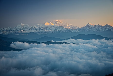 zaśnieżona góra pokryta mgłami, krajobraz, chmury, góry, zaśnieżony szczyt, przyroda, wzgórza, czyste niebo, wieczór, Tapety HD HD wallpaper