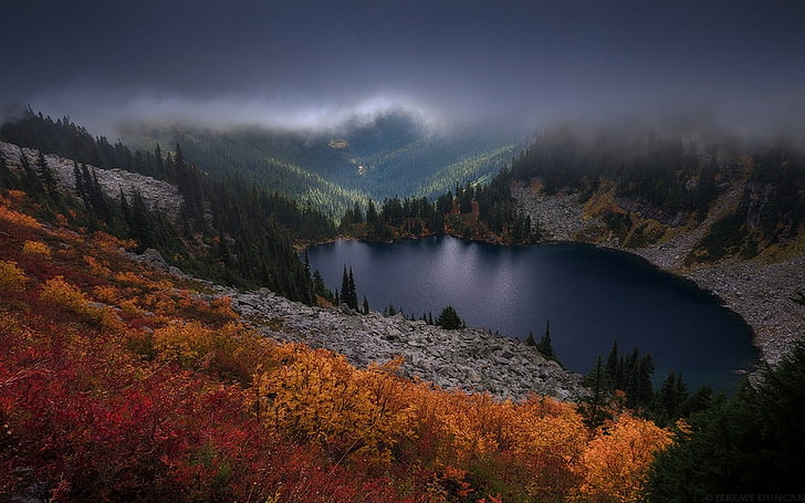 sceneria krajobrazu, widok z lotu ptaka na jezioro otoczone drzewami pod ciemnymi chmurami, krajobraz, natura, jesień, kolorowe, góry, jezioro, sosny, mgła, ciemność, chmury, krzewy, las, stan Waszyngton, Tapety HD