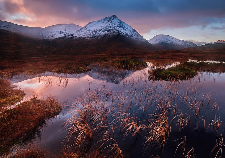 montañas nevadas, naturaleza, paisaje, agua, nieve, montañas, Escocia, Reino Unido, lago, hierba, reflexión, puesta de sol, nubes, Fondo de pantalla HD