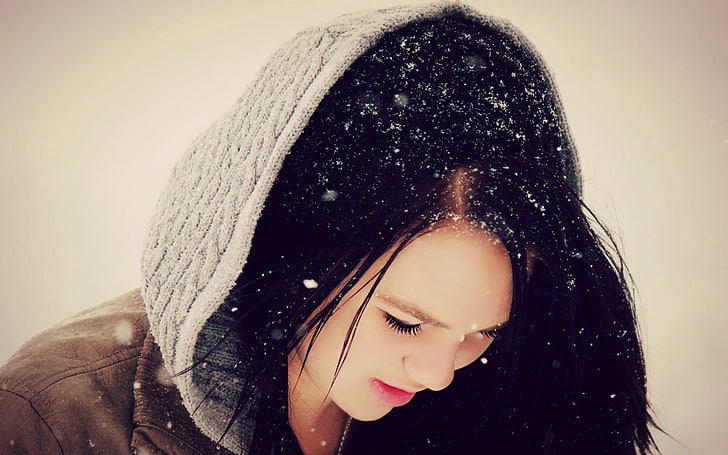 женская коричнево-серая толстовка с капюшоном, девушка, снег, капюшон, лицо, HD обои