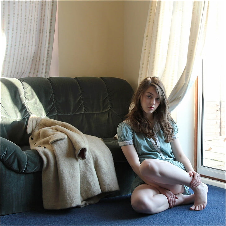 Imogen Dyer, di lantai, kaki, tanpa alas kaki, sofa, wanita, Wallpaper HD