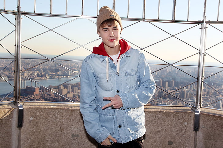 Justin Bieber, justin bieber, singer, celebrity, city, roof, gesture, style, HD wallpaper