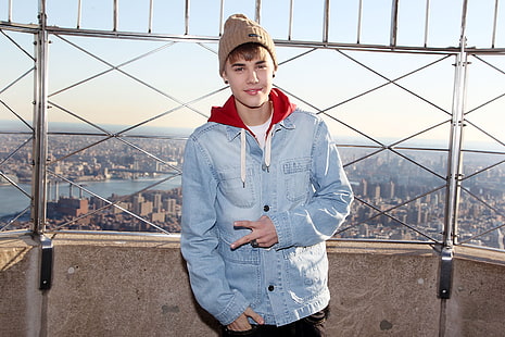 Justin Bieber, Justin Bieber, cantante, celebridad, ciudad, techo, gesto, estilo, Fondo de pantalla HD HD wallpaper