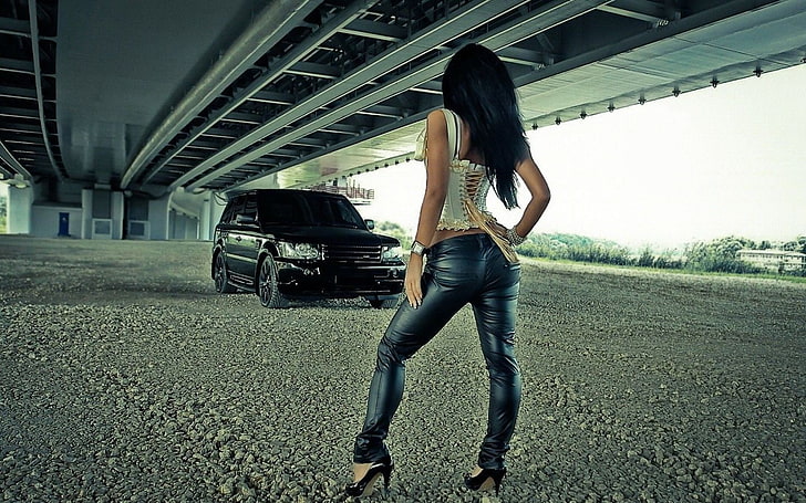 pantaloni da donna in pelle nera e SUV nero, bruna, auto, donna, Range Rover, Sfondo HD