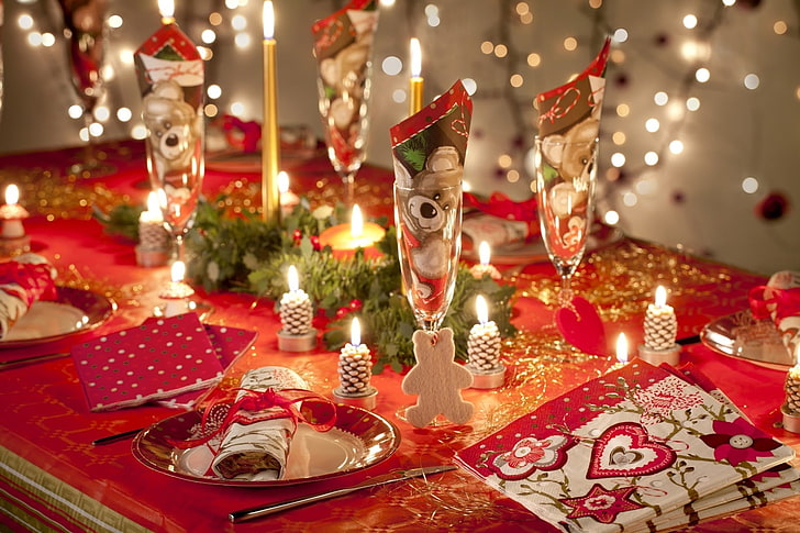 Kırmızı ve renkli Noel dekor lot, dekorasyon, masa, mumlar, Yeni Yıl, Noel, tatil, süs eşyaları, HD masaüstü duvar kağıdı