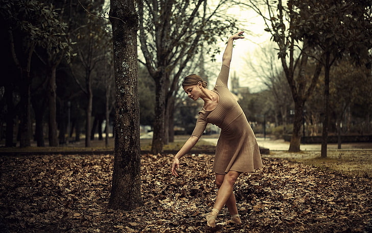 woman wearing brown dress dancing on ground with dried leaves near tree, women, ballerina, dancer, HD wallpaper