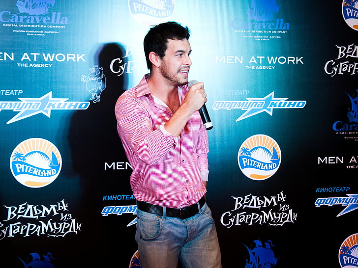 męska różowa koszula i niebieskie spodnie dżinsowe, Mario casas, aktor, festiwal, show, mikrofon, Tapety HD