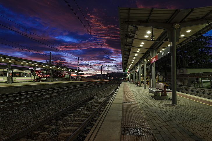 graue Eisenbahn und Bank, Bahnhof, HD-Hintergrundbild