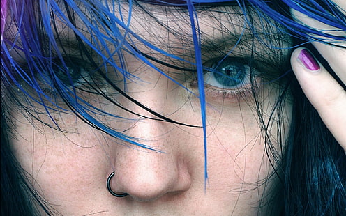 tindik hidung hitam, model, wanita, wajah, rambut dicat, mata biru, rambut biru, cincin hidung, hidung menusuk, kuku violet, kuku ungu, melihat penonton, Wallpaper HD HD wallpaper
