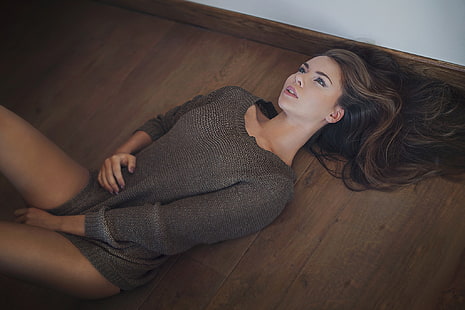 женщины, брюнетка, на полу, лежа на спине, розовая помада, свитер, ножки, HD обои HD wallpaper