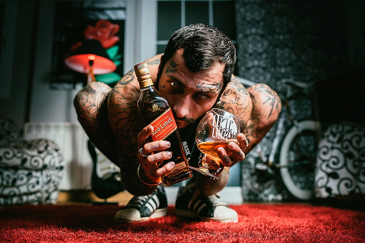 persona in possesso di etichetta rossa whisky e bicchiere da brandy, bottiglia, tatuaggio, ragazzo, whisky, foto Nask, Sfondo HD