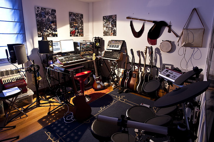 różne gitary i czarny zestaw perkusji elektrycznej, pokój, studio, dom, Tapety HD