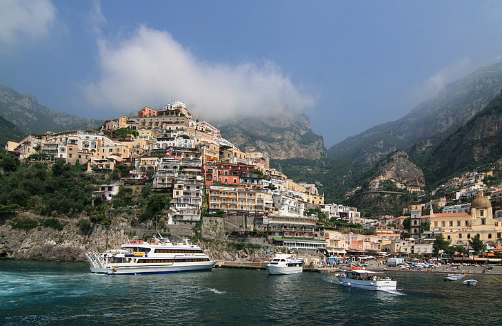 bateau de croisière blanc, ciel, nuages, montagnes, la ville, photo, côte, yacht, Italie, Positano, Fond d'écran HD