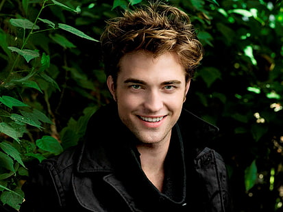 Robert Pattinson Nettes Lächeln, Robert Pattinson, männliche Berühmtheiten, Robert Pattinson, Hollywood, Schwarzes, Schauspieler, niedlich, smileygesicht, Jacke, HD-Hintergrundbild HD wallpaper