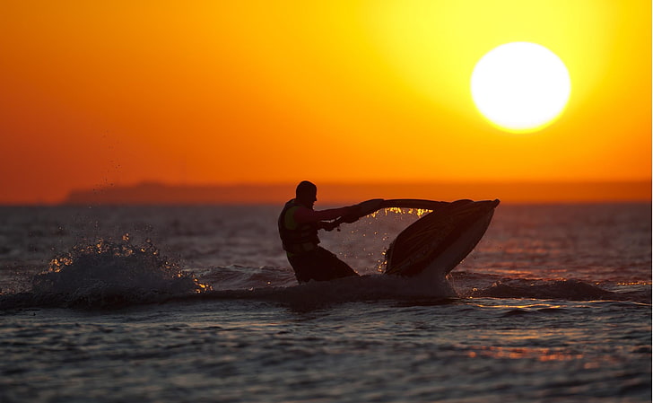 Jet Skis dans la mer au coucher du soleil, motomarine blanche, Sports, Autre, coucher de soleil, Fond d'écran HD