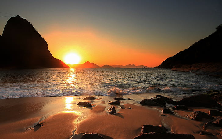 Strand-, Küsten- und Sonnenaufgangansicht Brasiliens, Rio de Janeiro, die Sonne, die Felsen, der Strand, Rio de Janeiro, Brasilien, HD-Hintergrundbild