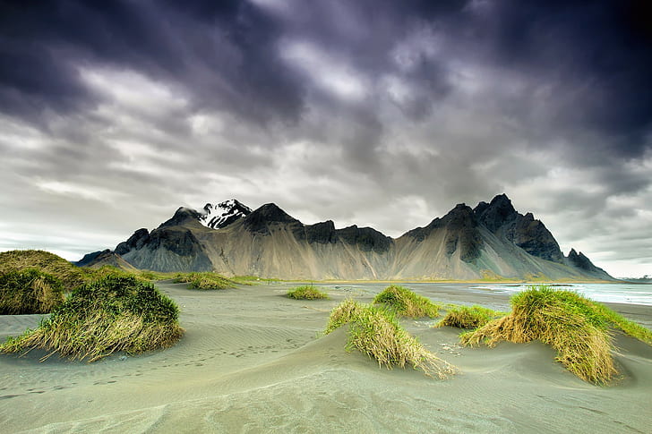 Island, Stokksnes, brunt och vitt berg; grönt gräs, Island, udde, Stokksnes, berg, vår, HD tapet
