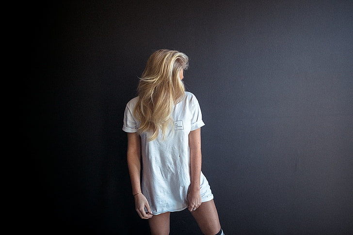 women's white t-shirt, women, model, blonde, T-shirt, dark background, legs, Lennart Bader, HD wallpaper