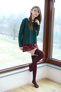 camisa de mangas compridas verde feminina, Mila Azul, modelo, janela, meias, saia xadrez, suéter, HD papel de parede HD wallpaper