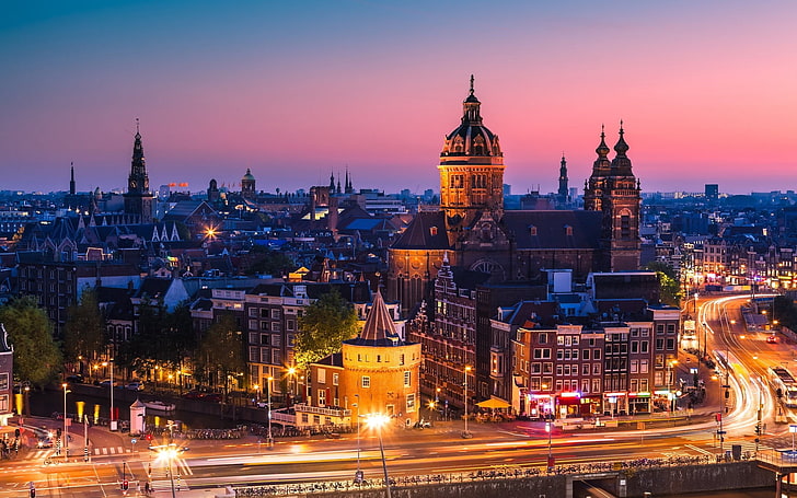 structure de la ville, timelapse photo de la structure, ville, paysage urbain, Pays-Bas, Amsterdam, bâtiment, route, coucher de soleil, lumières, lampadaire, Fond d'écran HD