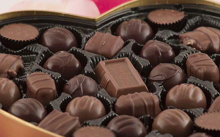 Кутия шоколадови бонбони, партида шоколад в кутия с форма на сърце, фотография, 1920x1200, шоколад, HD тапет