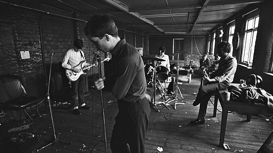 schwarze und weiße Pferdefigur, Ian Curtis, Joy Division, Musik, Band, Mikrofon, Gitarre, HD-Hintergrundbild HD wallpaper