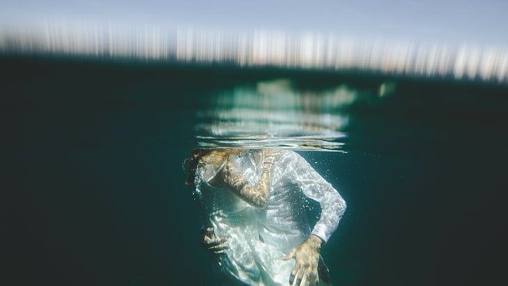 شخص تحت الماء خلال النهار ، صورة حب ، قبلة ، 5 كيلو، خلفية HD