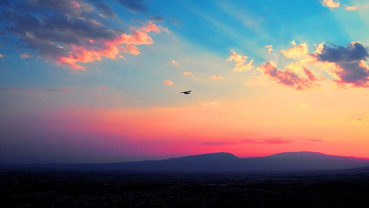 silhouette de l'avion et de la montagne à l'heure d'or, avion, nuages, coucher de soleil, montagnes, ciel, véhicule, Fond d'écran HD