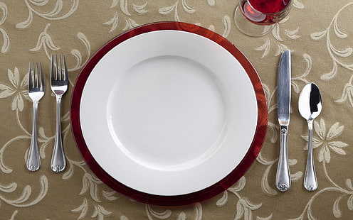 круглая белая керамическая тарелка, тарелка, набор, посуда, техника, HD обои HD wallpaper