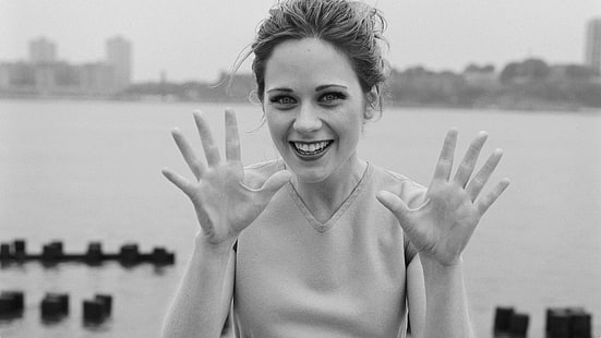 scala di grigi foto di donna che mostra le mani, Zooey Deschanel, monocromatico, acqua, Sfondo HD HD wallpaper