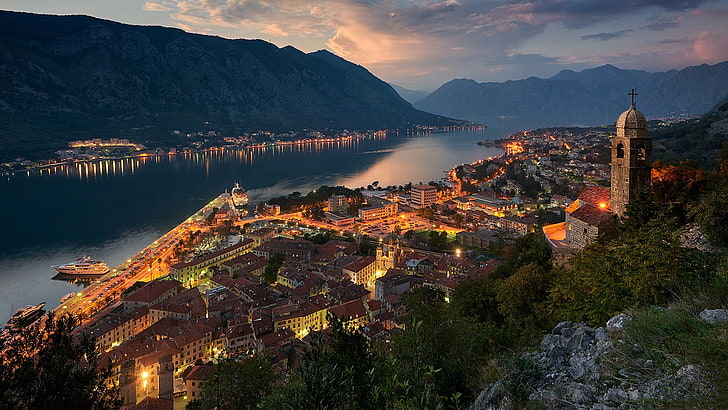 foto udara dari bangunan kota beton berwarna coklat dan putih, Montenegro, Kotor (kota), pegunungan, bangunan, lampu, pemandangan, Wallpaper HD
