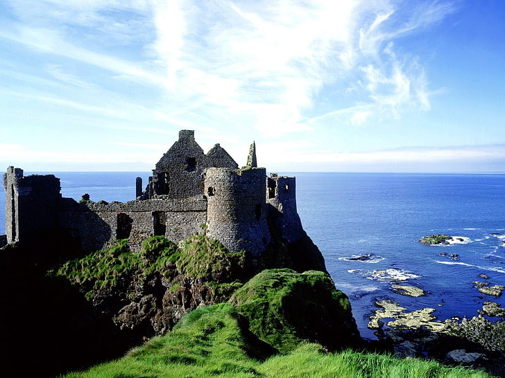 قلعة من الطوب الرمادي ، قلعة dunluce ، مقاطعة أنتريم ، أيرلندا، خلفية HD