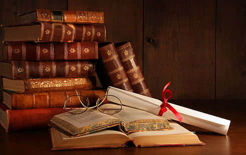 куча коричневых переплетенных книг, книг, ленты, бумаги, стаканов, стола, дерева, HD обои HD wallpaper