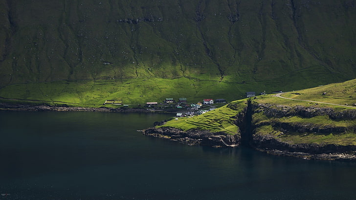 grüne Insel in der Nähe von Gewässer, Natur, Landschaft, Meer, Klippe, HD-Hintergrundbild