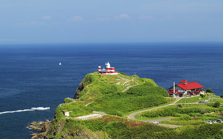 rotes und weißes Haus, Meer, Japan, Haus, Dal, Hokkaido, grüner Hügel, HD-Hintergrundbild
