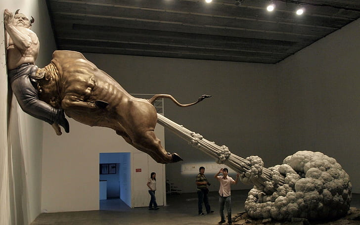 статуя на бик със златен цвят, статуя на бик в стаята, тъмен хумор, HD тапет