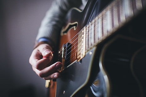 guitarra jazz negra y marrón, guitarra, mano, mediador guitare, Fondo de pantalla HD HD wallpaper