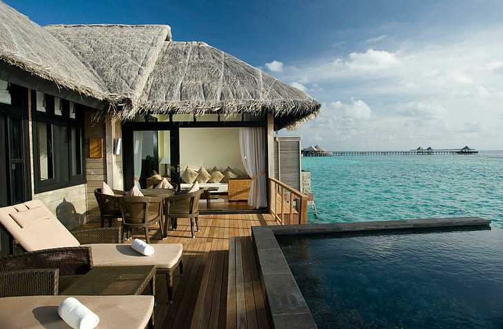 بنغل مائي في جزر المالديف ، سقف رمادي وأرضية خشبية بنية اللون مع مجموعة حجرة طعام صغيرة ، جزيرة ، مرجانية ، استوائي ، منتجع ، جاكوزي ، بحيرة ، بنغل مائي ، محيط ، جنة ، عطلة، خلفية HD